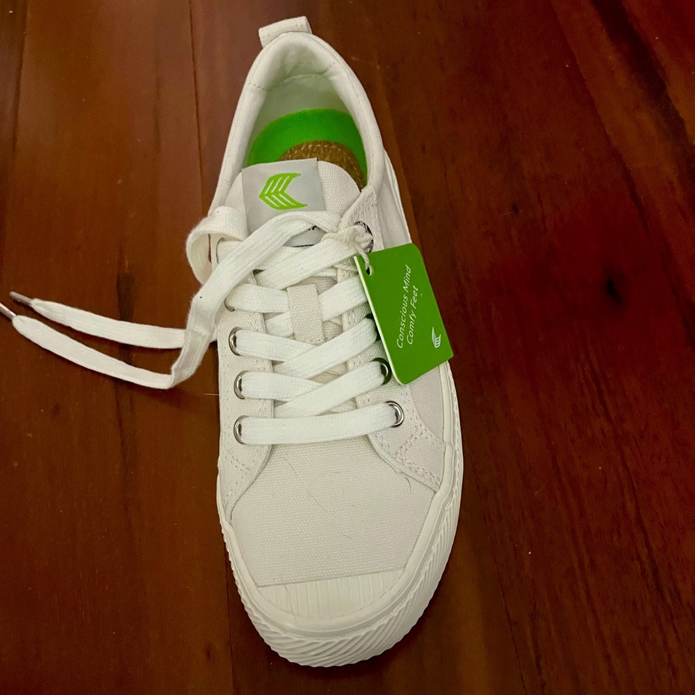 Cariuma Womens shoes size 6.5 canvas white